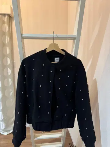 ZARA 비쥬 장식 블랙 점퍼