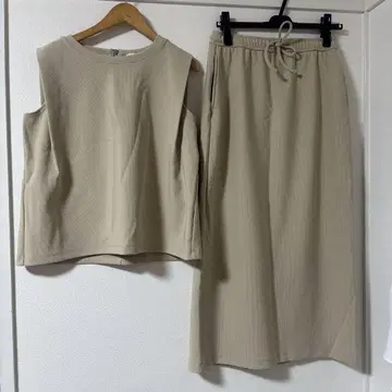GU 베이지 여름용 셋업 (사이즈 M)
