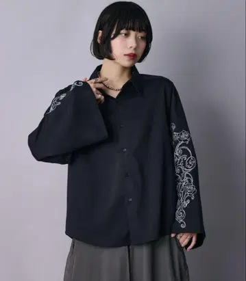 플레어 슬리브 플라워 자수 셔츠