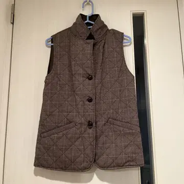 리버서블 브라운 퀼팅 노카라 베스트