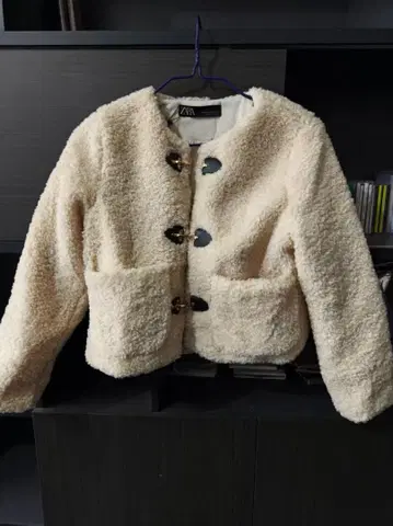 ZARA 화이트 자켓 퍼 자켓