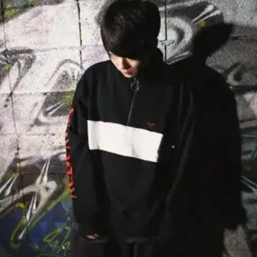 REBERTAS 하프 지퍼 후드티 블랙