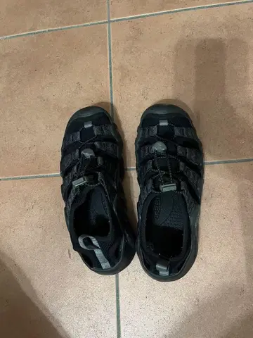 KEEN 아웃도어 샌들 블랙 24.5cm