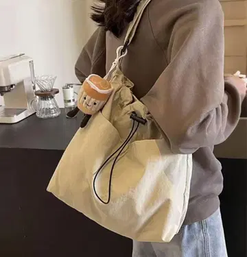 베이지 드로우 스트링 숄더백