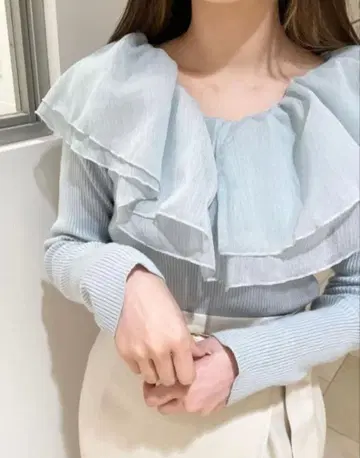 릴리안캐럿 스카이블루 프릴 니트