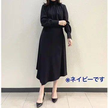 컨디션 최상 네이비 M 띠어리 럭스 불규칙 헴스커트 플레어
