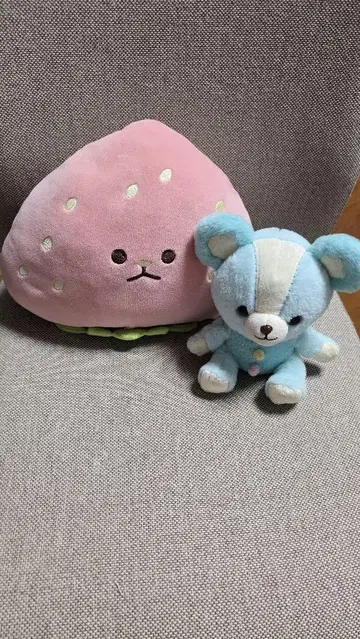 딸기형과 곰형 봉제 인형 세트