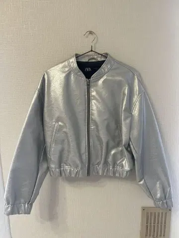 시착만 한 상품 ZARA 23aw 인조 가죽 실버 봄버 자켓