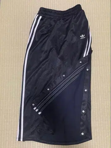 adidas 사이드 버튼 블랙 롱 스커트 L 사이즈