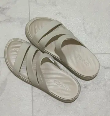 Crocs 베이지 샌들