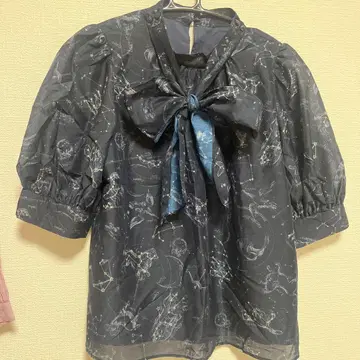 질 바이 질 스튜어트 별자리 패턴 리본 포함 5부 소매 블라우스