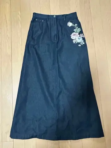 꽃무늬 자수 다크 블루 데님 스커트