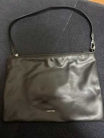 Calvin Klein 블랙 가죽 클러치백