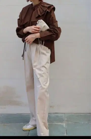 MACCATT 마차트 비대칭 컬러 블라우스 [ 브라운 ]