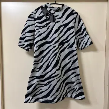 UNITED TOKYO 제브라 패턴 반팔 상의