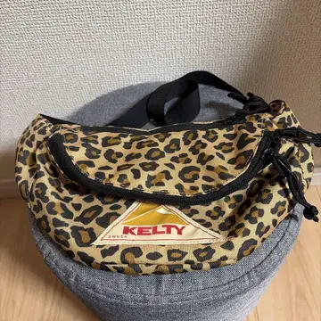 KELTY 레오파드 무늬 바디백