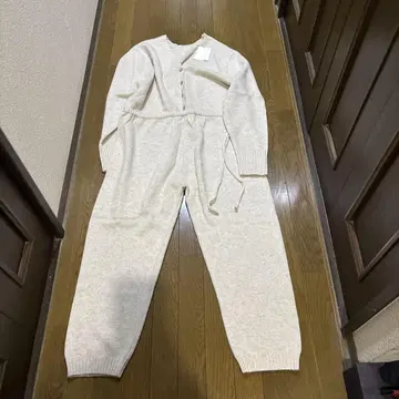 미사용 새상품 택 포함 ETRE TOKYO 니트 살로펫