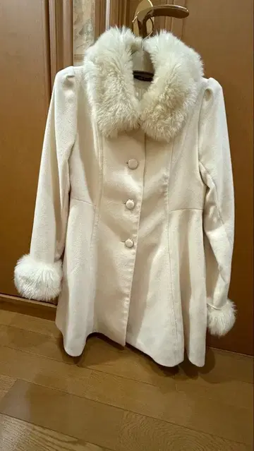 one way 퍼 달린 화이트 롱 코트