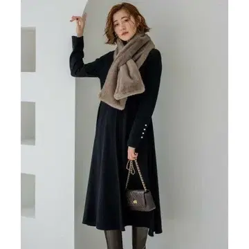 새상품급! 23구 [세탁 가능] 펄 디테일 플레어 니트 원피스