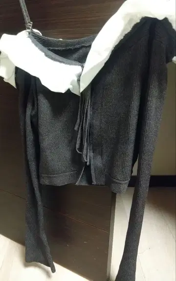 SNIDEL 프릴 오프숄더 스웨터 다크 그레이