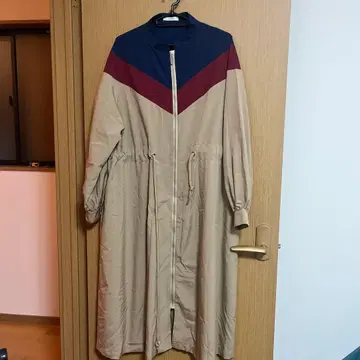 쥬에티의 트리코롤 컬러 절개 디자인 롱 원피스