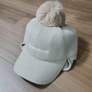 TaylorMade 베이지 플리스 캡 폼폼 포함
