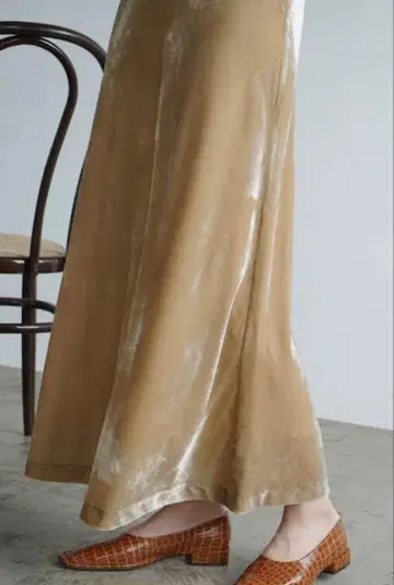 CLANE FLOW VELVET SKIRT
