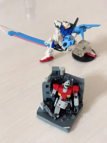 건담 액션 피규어 파손 기체 포함