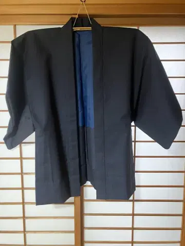 블랙 겉옷 안쪽 파란색