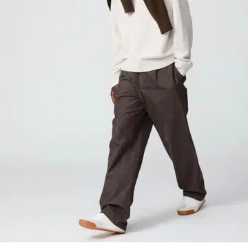 UNIQLO 다크 브라운 데님 사이즈 82 턱 스트레이트 팬츠