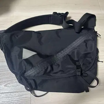 Raucohouse Glow 메신저 백 블랙 한국 코디