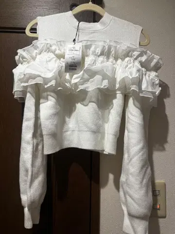 LILLIAN 프릴 오프숄더 긴팔 니트