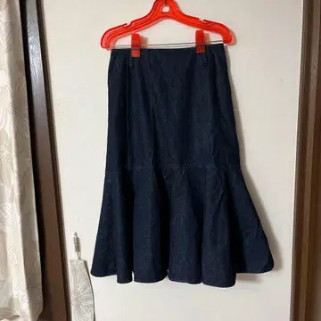 다크 블루 데님 플레어 스커트