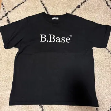 B.Base 블랙 로고 티셔츠