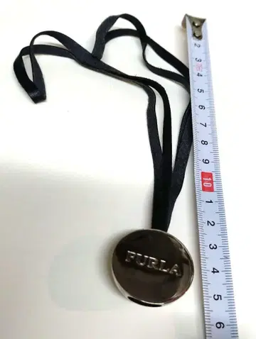 FURLA 금속 참 반구형 참 블랙 가죽 리본 포함