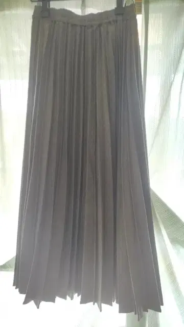 다크 그레이 플리츠 롱 스커트