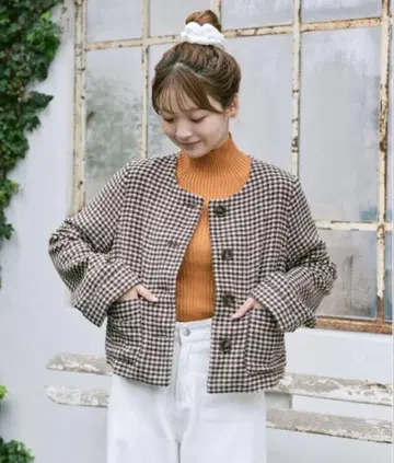 유즈키 하운드투스 체크 패턴 노카라 자켓 브라운