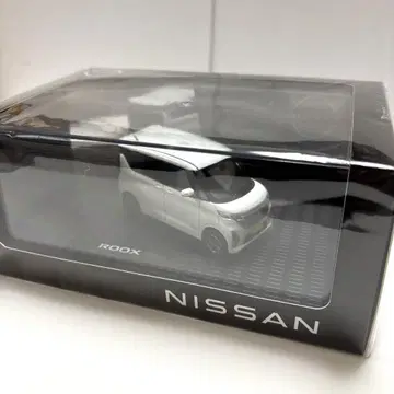[ 새상품 미개봉 ] Nissan Roox 1/43 스케일 모델 화이트