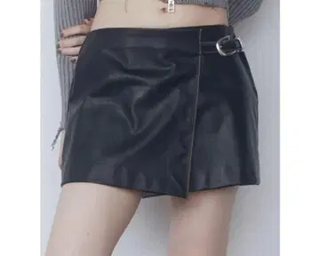 EMODA 인조 가죽 랩 숏팬츠 블랙