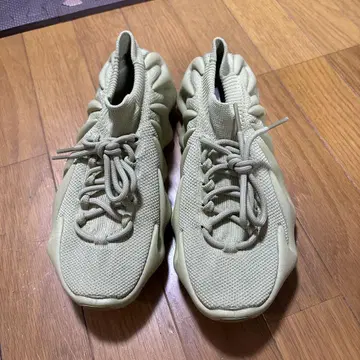 YEEZY 450 피스타치오 색상 스니커즈