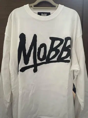 MoBB 로고 프린트 긴팔 T셔츠 화이트
