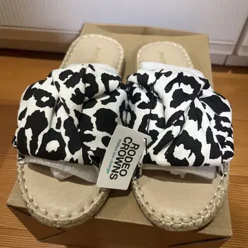 RODEO CROWNS 레오파드 무늬 리본 샌들 S
