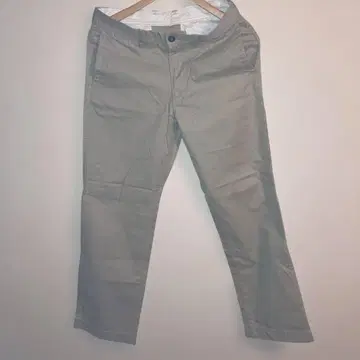베이지 치노 팬츠 백 포켓 부착