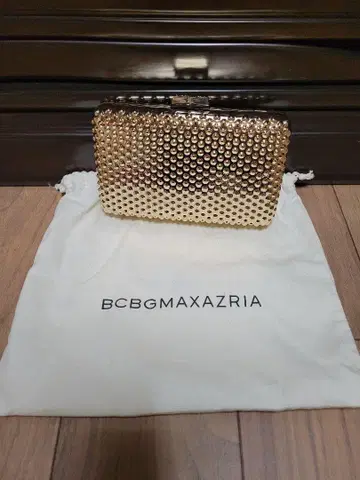 BCBGMAXAZRIA 스터드 클러치백 골드