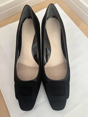 블랙 스웨이드 하이힐 펌프스