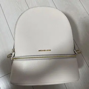 MICHAEL KORS 크림색 백팩