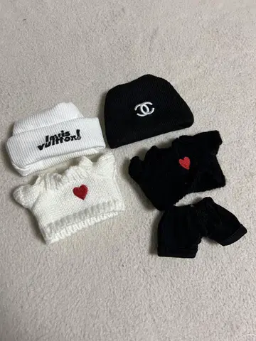 니트 모자와 옷 갈아입기 의류 세트