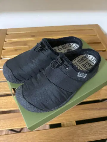 KEEN 블랙 슬립온