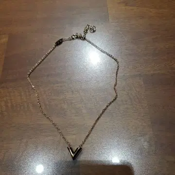 골드 V자형 펜던트 목걸이