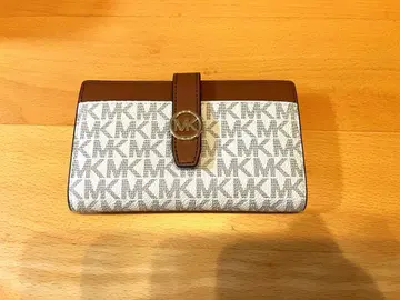 MICHAEL KORS 이단 접이식 지갑